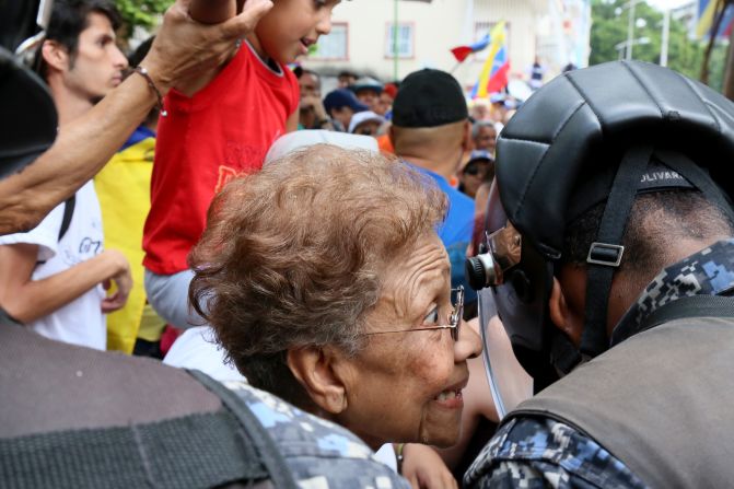 Una mujer habla con un agente de la Policía Nacional Bolivariana, PNB, durante la protesta. Juan Guaidó convocó a los venezolanos a tomar las calles y exigir la renuncia del presidente Nicolás Maduro.