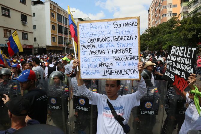Miles de venezolanos salieron a las calles en apoyo a Juan Guaidó y otros tantos lo hicieron en respaldo a Nicolás Maduro.