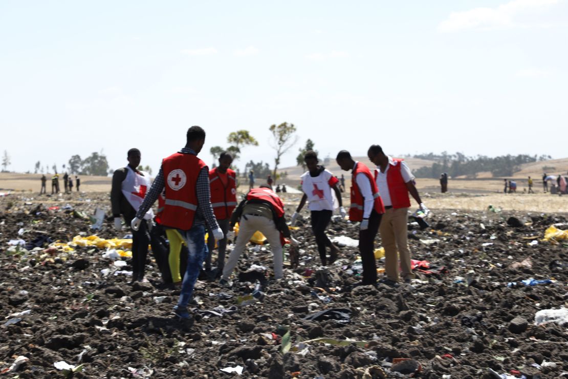 Un equipo de la Cruz Roja trabaja en medio de los escombros que quedn en el lugar del accidente de Ethiopian Airlines, cerca de Bishoftu, una ciudad a unos 60 kilómetros al sureste de Addis Abeba, Etiopía.