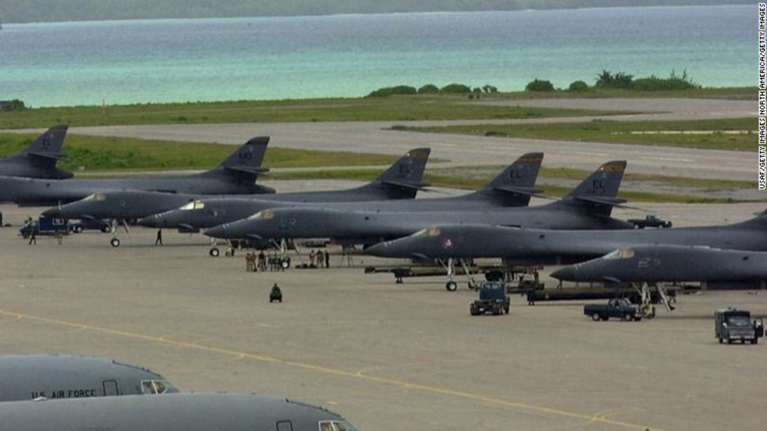 Una fila de bombarderos B-1 se ubica en la pista en la base estadounidense en Diego García en 2001.