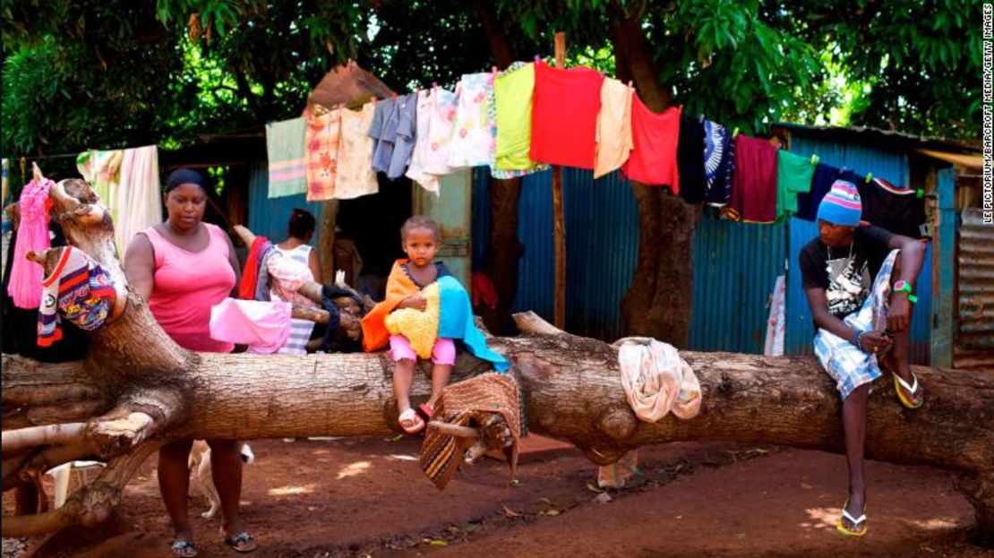 Una familia chagosiana en el barrio de Baie du Tombeau, en Mauricio, con una bandera chagossiana.