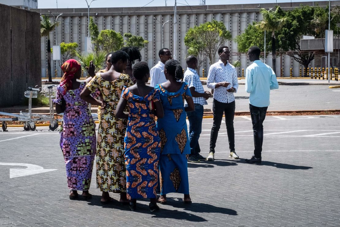 Personas congoleñas esperan en el Aeropuerto Internacional Jomo Kenyatta en Nairobi, Kenia, luego de que el avión Boeing 737 de Ethiopian Airlines en ruta desde Addis Abeba a Nairobi. - Use estrellara en ruta desde Addis Abeba a Nairobi.