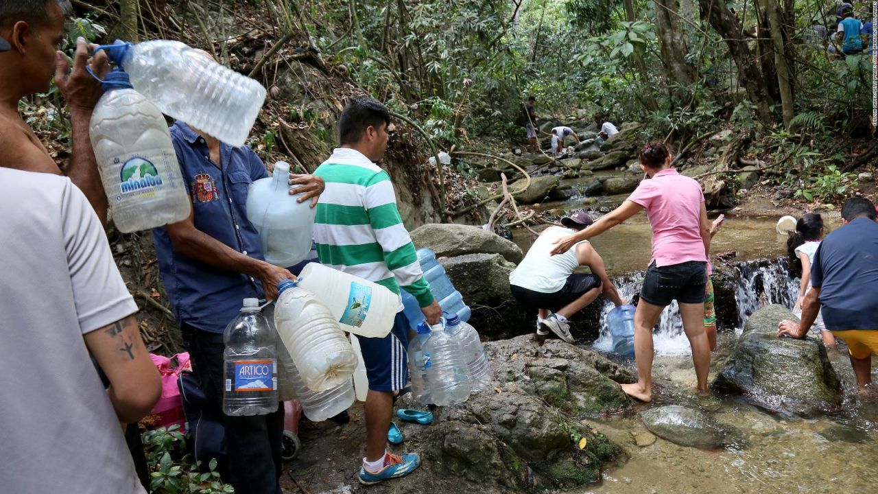 CNNE 624318 - los venezolanos hacen filas para conseguir agua