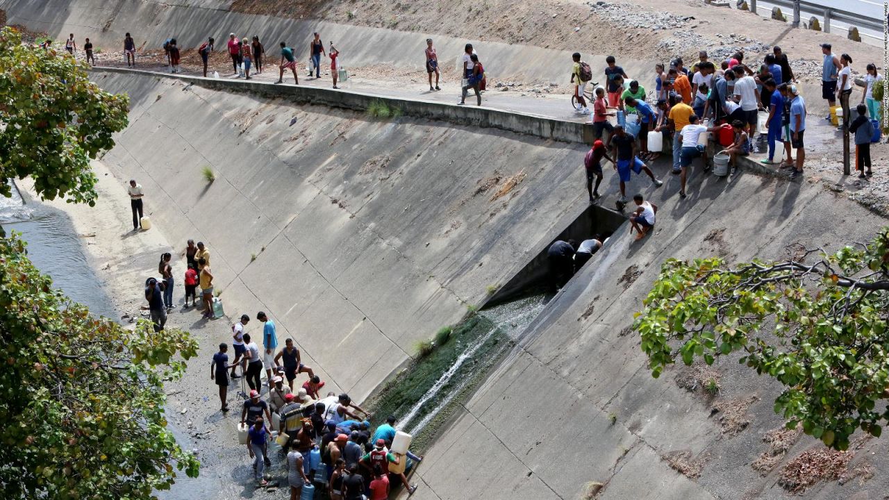 CNNE 624631 - venezolanos desesperados recolectan agua de rio maloliento