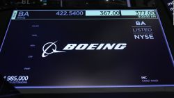 CNNE 624792 - boeing reduce perdidas tras drastica caida bursatil por accidente aereo