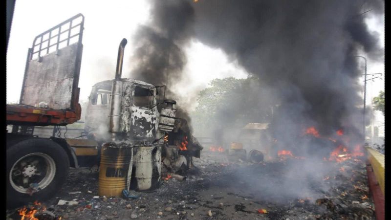 ¿Cómo se incendiaron realmente los camiones con ayuda humanitaria en Venezuela? | CNN