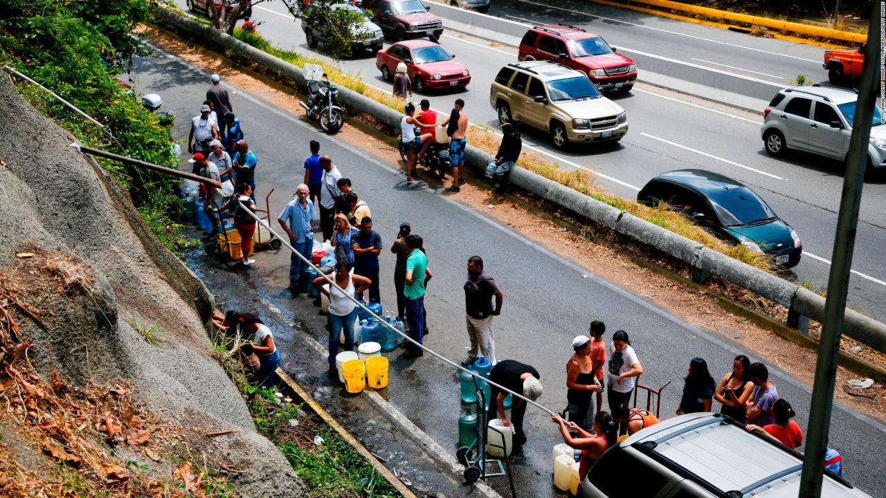 CNNE 625227 - con envases en mano los venezolanos van en busca de agua