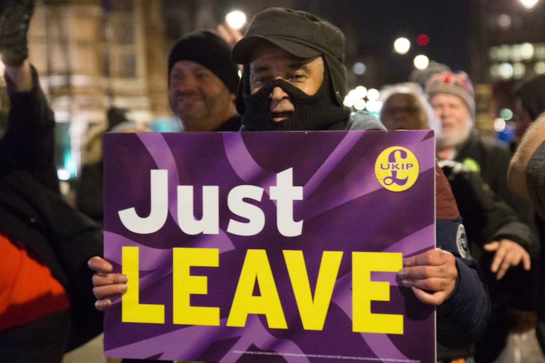 Manifestantes a favor del brexit.