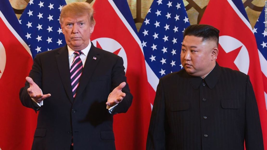 El presidente de Estados Unidos, Donald Trump, junto al líder norcoreano Kim Jong Un, en su más reciente cumbre en Hanoi, Vietnam.