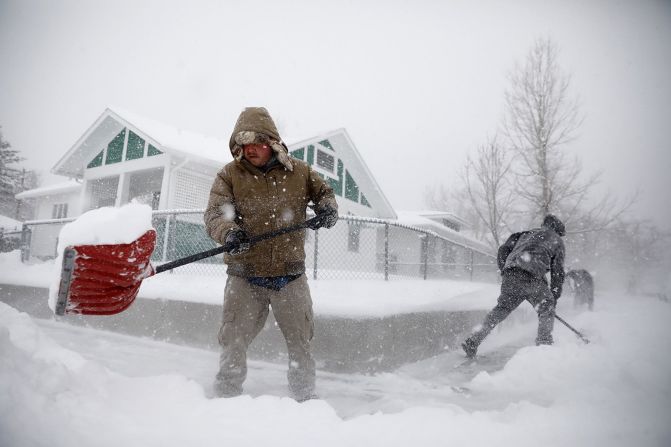 Martin Thompson despeja la nieve de la acera el miércoles 13 de marzo de 2019 durante una tormenta de invierno en Casper, Wyoming. La tormenta llevó condiciones de ventisca a partes de Colorado, Wyoming, Montana, Nebraska y Dakota del Sur.