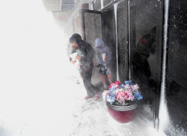 Los niños de la familia Gutiérrez, de Wichita, Kansas, abandonan el restaurante Country Pride para regresar a su habitación de hotel donde pasarán la noche mientras la bomba ciclónica arrasa el este de Colorado con fuertes vientos y nieve el 13 de marzo de 2019 en Limon, Colorado. La familia Gutiérrez iba a Denver por vacaciones cuando se quedaron atrapados en Limon.