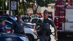 CNNE 625893 - brasil- comunidad de suzano despide a victimas de tiroteo en una escuela