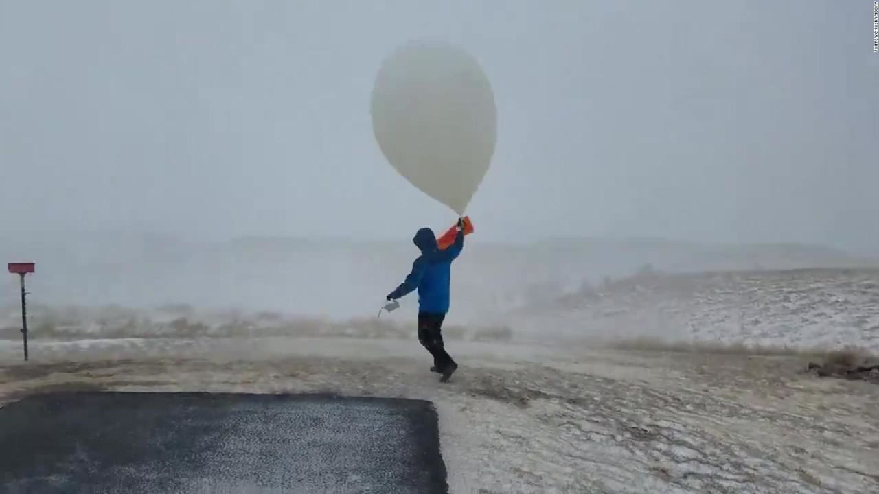 CNNE 626114 - mira esta divertida manera de lanzar globo meteorologico