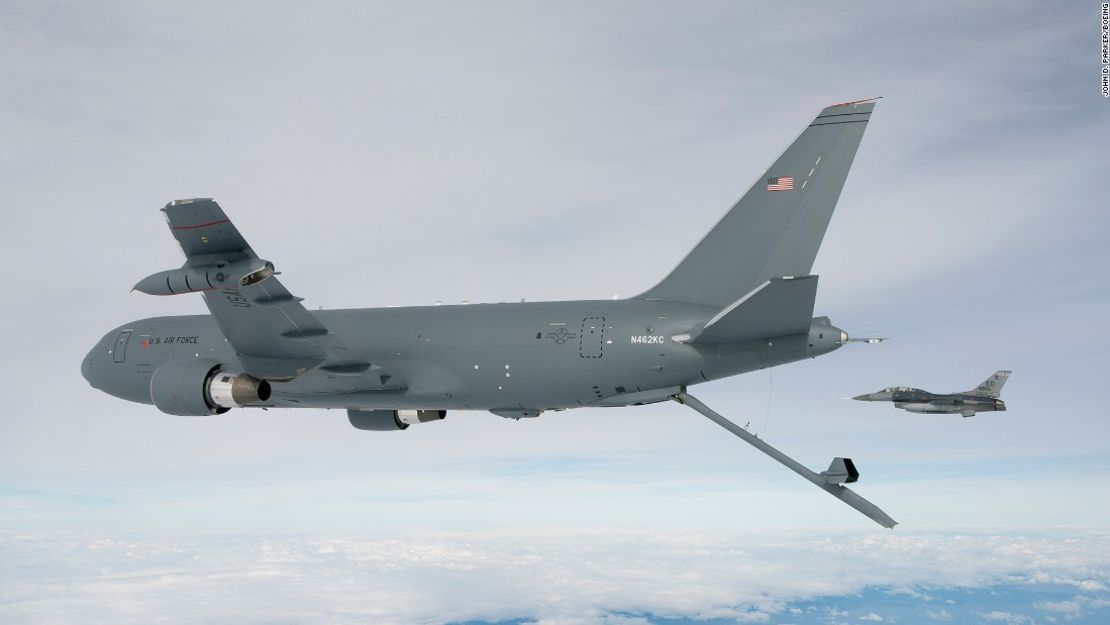 Este es el avión cisterna de reabastecimiento de combustible de Boeing, modelo KC-46.