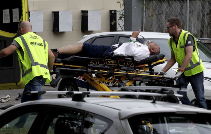 Personal médico sube a un hombre a una ambulancia en Christchurch, Nueva Zelandia.