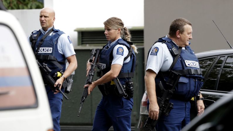 Policías armados afuera de una mezquita en Christchurch.