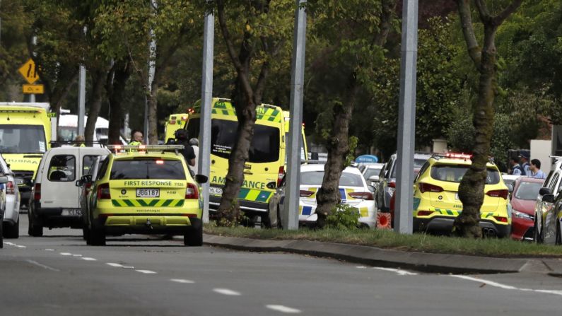 Ambulancias afuera de la mezquita. Un portavoz del hospital de Christchurch dijo que "múltiples" víctimas habían sido llevadas allí, pero no confirmó ninguna cifra.