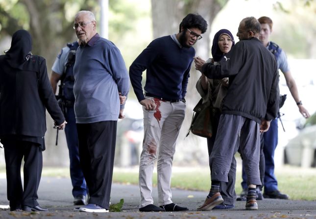 Personas frente al área de uno de los incidentes.