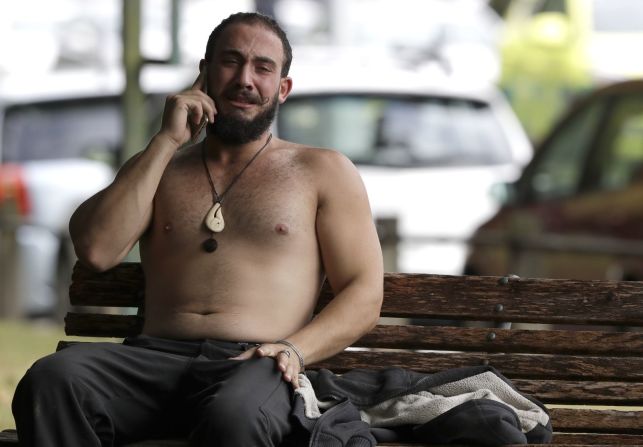 Un hombre gesticula mientras habla por teléfono cerca de la mezquita en el centro de Christchurch.