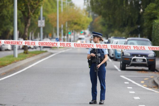 Un hombre gesticula mientras habla por teléfono cerca de la mezquita en el centro de Christchurch.