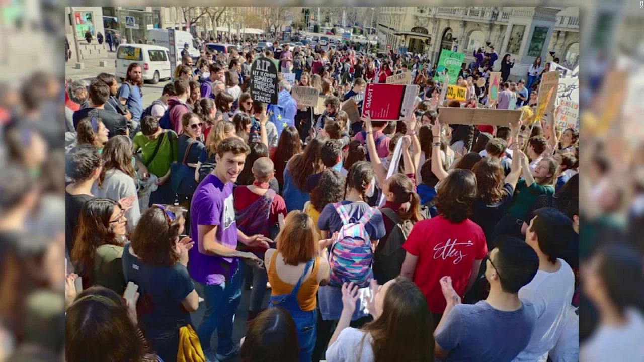 CNNE 626424 - jovenes espanoles se unen a la huelga estudiantil contra el cambio climatico