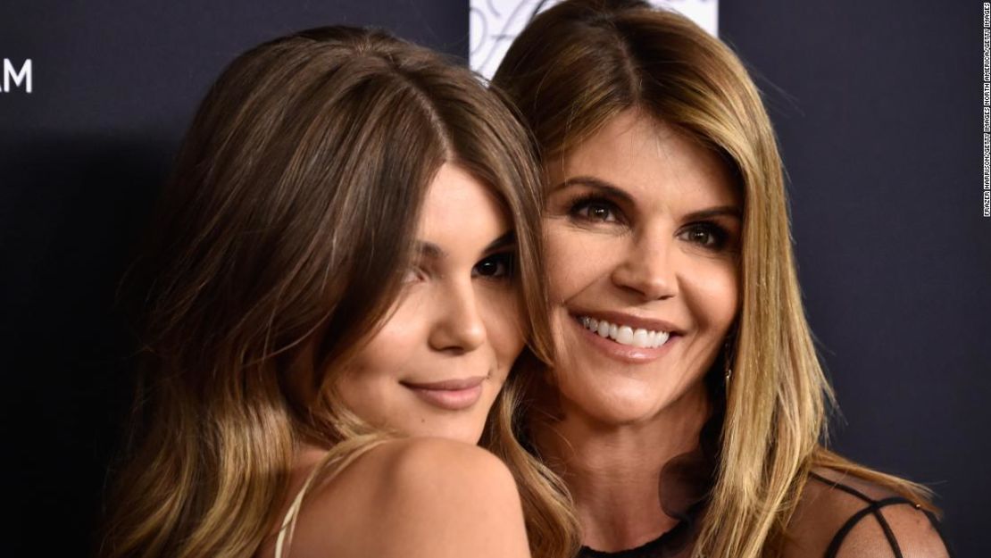 Olivia Jade y su madre Lori Loughlin.