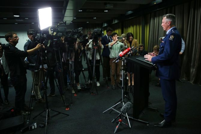 El Comisionado de Policía Mike Bush habla a los medios de comunicación durante una conferencia de prensa en Wellington. Bush dijo que dos dispositivos explosivos improvisados estaban conectados a un vehículo como parte del ataque. Un dispositivo fue desactivado y las autoridades estaban trabajando en el otro. (Hagen Hopkins / Getty Images).