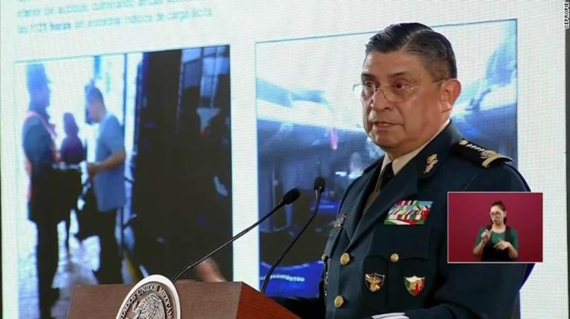 En una conferencia de prensa emitida el jueves por la mañana, el secretario de Defensa de México, Luis Crescencio Sandoval González, muestra a los reporteros las fotos del autobús tomadas en un punto de control militar más de una hora antes de que los pistoleros lo interceptaran.