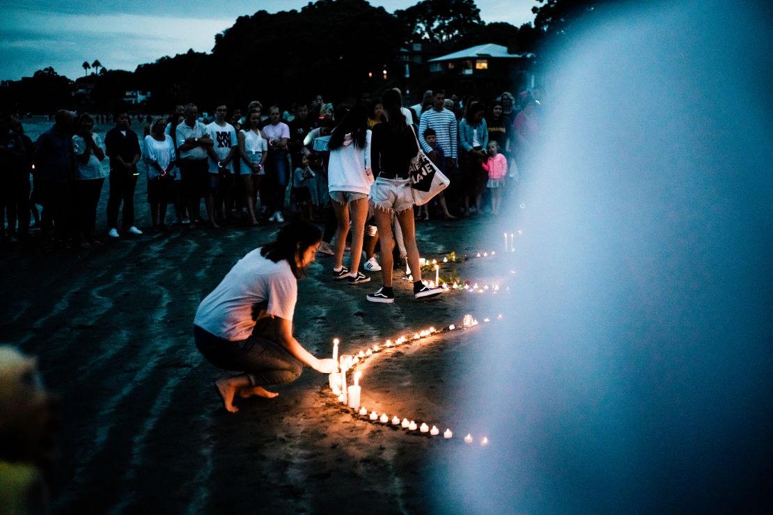 Decenas de personas se reúnen en la playa de Takapuna para una vigilia en memoria de las víctimas de los ataques terroristas de la mezquita de Christchurch, en Auckland, Nueva Zelandia. El ataque es el peor tiroteo en masa en la historia de este país.