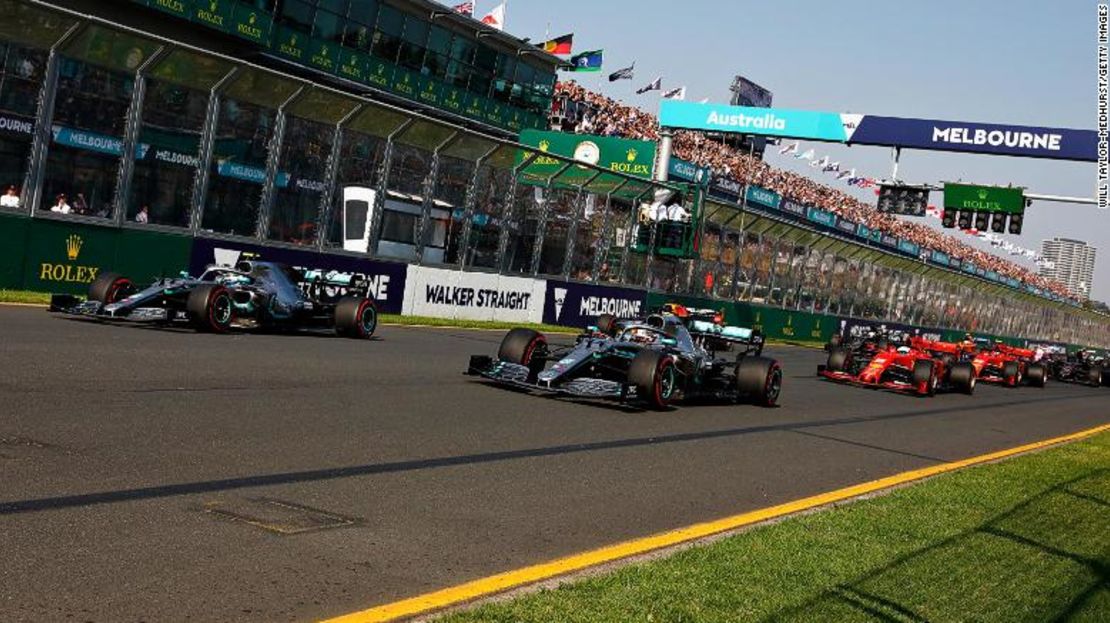 Valtteri Bottas pasó a Lewis Hamilton y fue tomando ventaja alrededor del circuito de Albert Park.