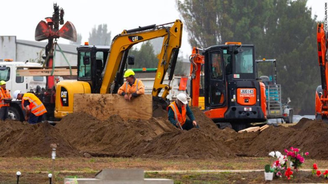 Los excavadores trabajan en el lugar que albergará las tumbas de algunas de las 50 personas que murieron en el ataque terrorista del viernes.