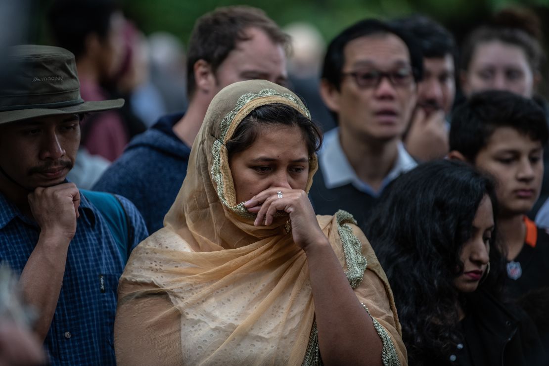 Una mujer observa mientras la gente se reúne cerca de la mezquita de Al Noor, en Christchurch, Nueva Zelanda. El ataque ocurrido este viernes es el peor tiroteo en masa en la historia de Nueva Zelanda.