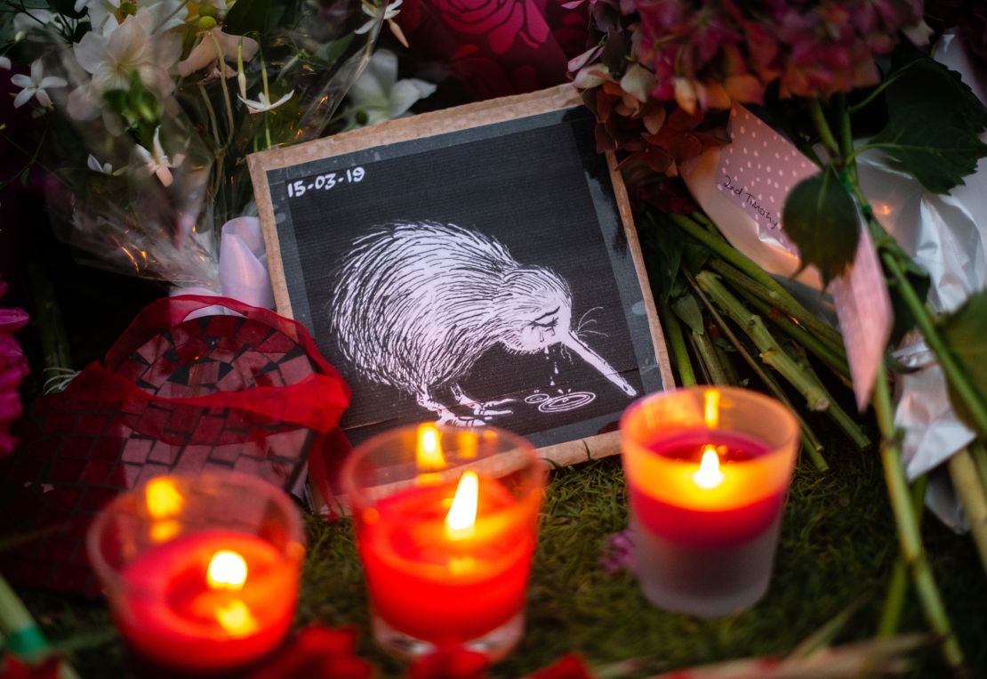 Velas junto a la imagen de un Kiwi llorando son parte de los homenajes en el Jardín Botánico de Christchurch, Nueva Zelanda, en honor a las víctimas de la matanza en dos mezquitas ocurrida este viernes.