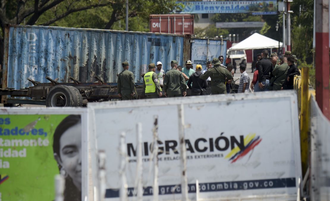 Las fuerzas de seguridad venezolanas se ubican en el Puente Internacional Simón Bolívar en San Antonio del Táchira en Venezuela, como se ve desde Cúcuta, Colombia, el 26 de febrero de 2019.