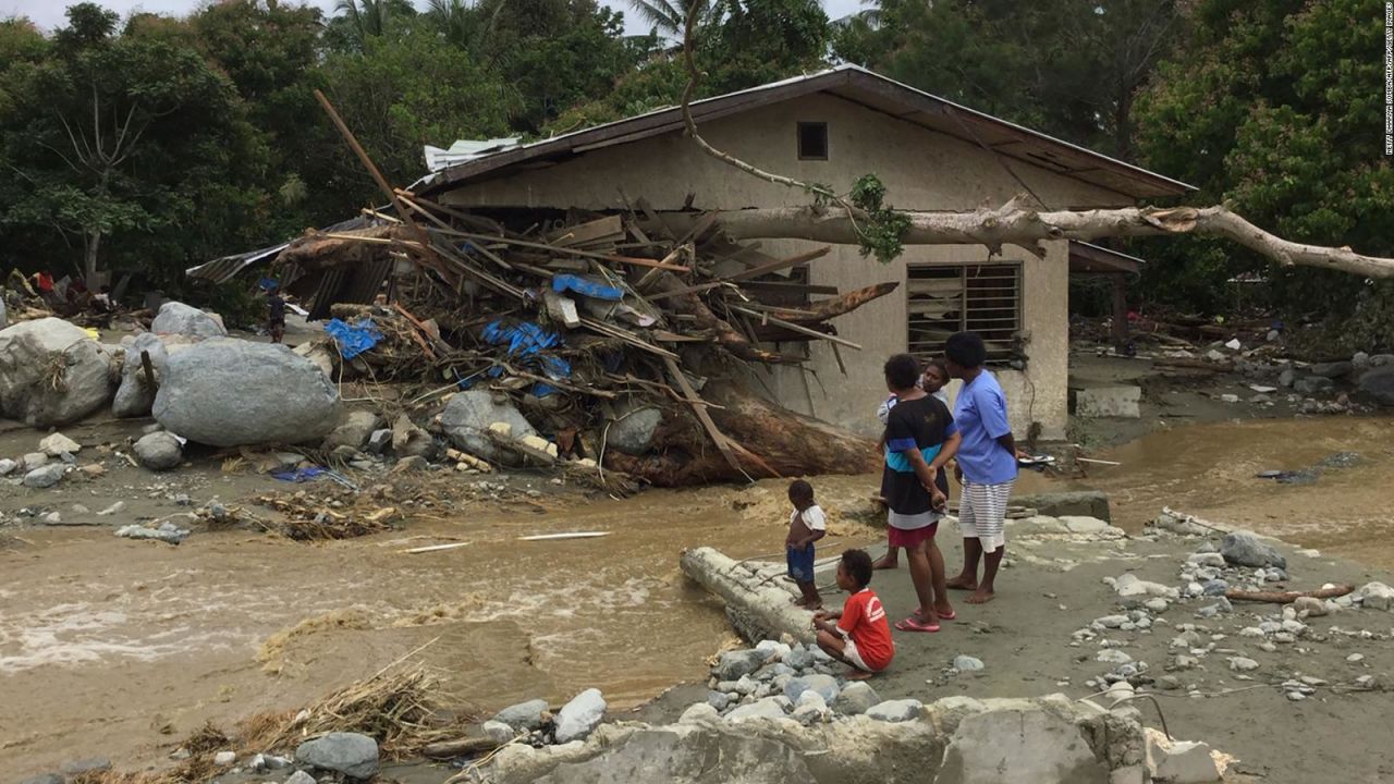 CNNE 627159 - decenas de muertos en inundaciones y deslizamientos en indonesia