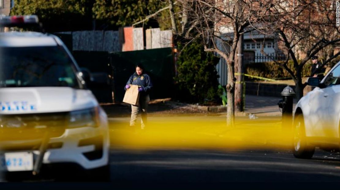 Policías trabajan el jueves cerca de la escena donde Cali fue asesinado.