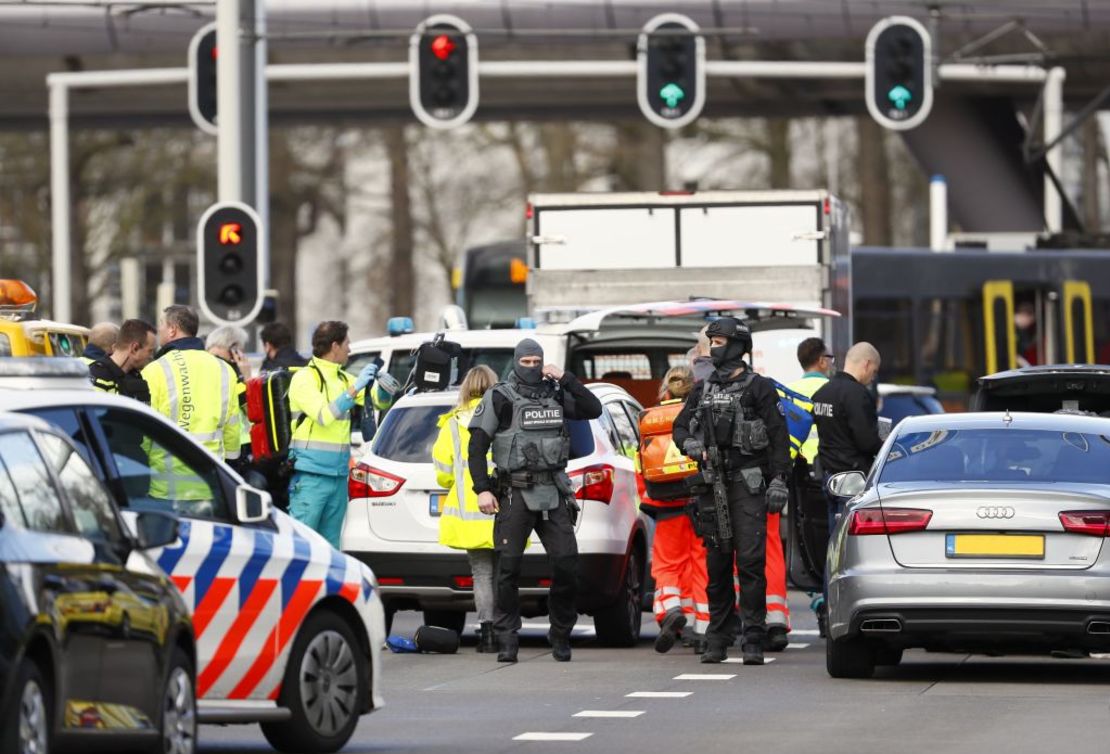 Las autoridades de Holanda dijeron que un tiroteo en la ciudad holandesa de Utrecht dejó varios heridos. El incidente ocurrió a las 10:45 a.m. en la Plaza 24 de Octubre, dijo la Policía local en Twitter.