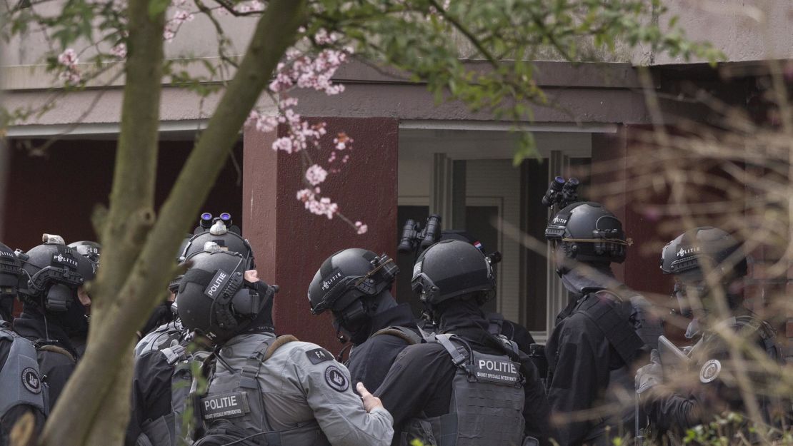 La policía contra terrorismo de holanda se prepara para ingresar a una casa después del tiroteo en Utrecht. (AP Photo/Peter Dejong).