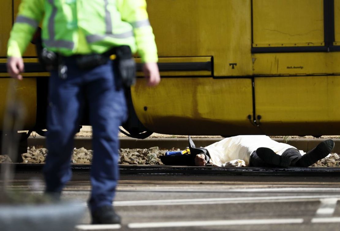 Un cuerpo sin vida yace en la calle cerca del tiroteo en la plaza 24 de Octubre en Ultrecht. Las autoridades no descartan que pueda haber más de un atacante.