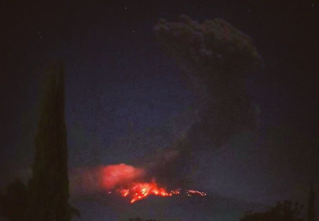 Una fuerte explosión se registró la noche del lunes en el volcán Popocatépetl, en México, informaron autoridades. Usuarios de redes sociales compartieron imágenes del momento. Cortesía: Marko Moreno