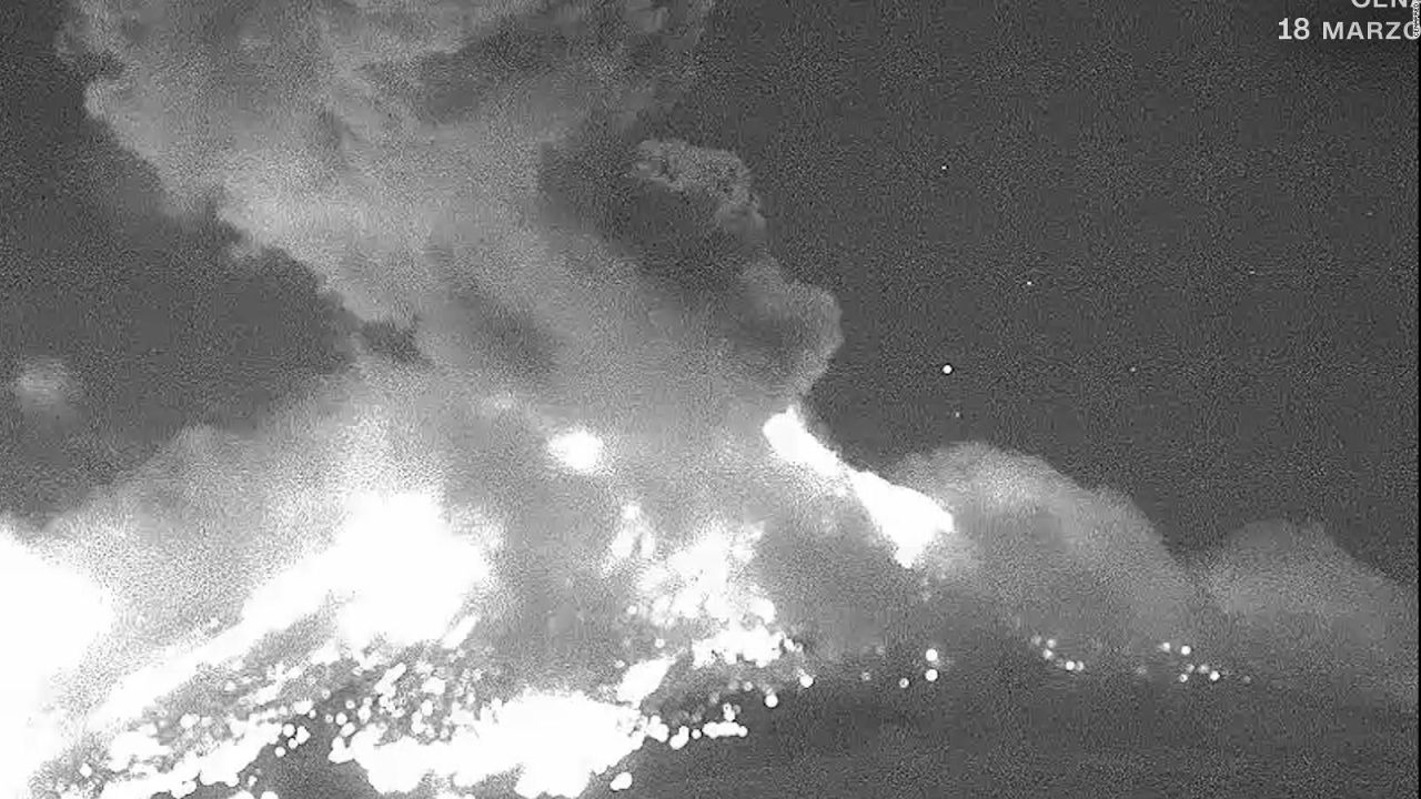 CNNE 627726 - explosiones, llamas y piedras- asi rugio el volcan popocatepetl