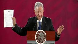 CNNE 627914 - amlo firma carta-compromiso para no reelegirse