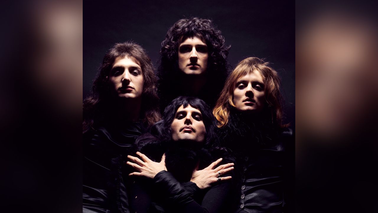 Queen se formó en 1971. En 1973, los músicos firmaron su primer contrato para grabar con EMI. Ese mismo año, lanzaron su álbum debut, "Queen", y tuvieron su primera gran gira. Pero el tema insignia de la banda, sin duda, es "Bohemian Rapsody", escrita por el mismo Mercury para el álbum de 1975 "A night at the Opera".