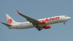 CNNE 628282 - pilotos del vuelo lion air buscaron ayuda del manual de vuelo antes del accidente