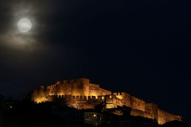 La luna llena de marzo también ocurre el mismo día que el equinoccio de primavera, dando la bienvenida a la temporada. En la foto, la superluna vista desde la isla griega de Lesbos. (Photo by ARIS MESSINIS / AFP).