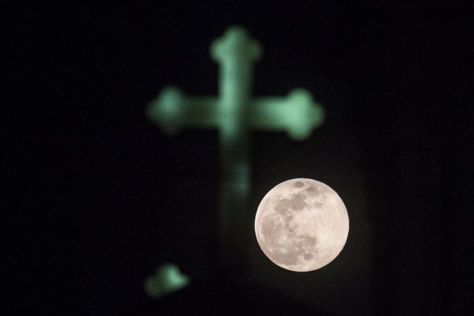 La última vez que sucedieron estas dos cosas el mismo día fue en marzo de 1981. En la imagen, la luna sobre Skopje, Macedonia del Norte.