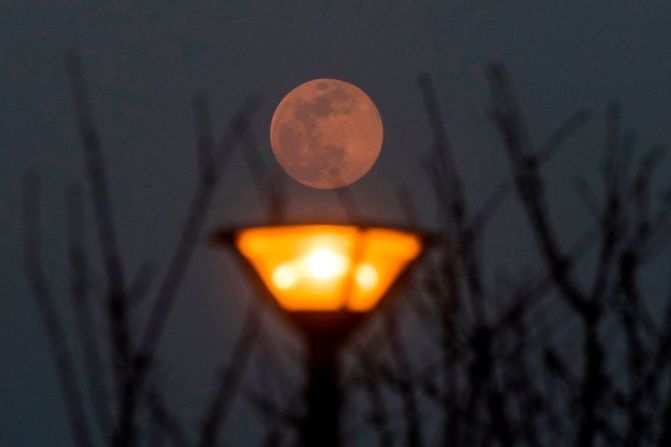 La luna llena de marzo también se conoce como la luna llena de lombrices. Fotografía en Skopje, Macedonia del Norte. (Photo by Robert ATANASOVSKI / AFP).