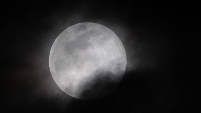 Estaba previsto que la luna apareciera más brillante y más grande en el cielo nocturno. La luna vista desde la base Andrews, en Maryland.