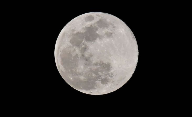 La última superluna de 2019 vista desde Los Ángeles.