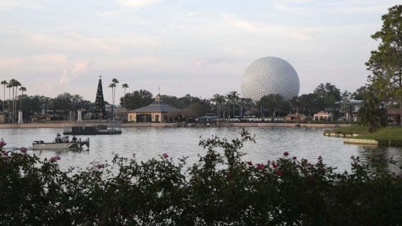 Orlando, Florida — Disfruta del 26º Festival Anual Internacional de Flores y Jardines de Epcot, que se celebra del 6 de marzo al 3 de junio en Walt Disney World y presenta a docenas de topiarios favoritos de los fanáticos de Disney. La Tierra de la nave espacial estándar de Epcot (que se muestra aquí) también espera ser explorada (Phelan M. Ebenhack / AP).